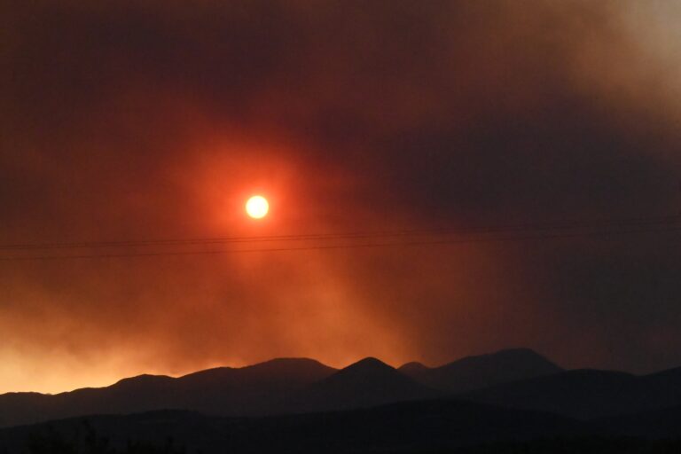 Διακομίστηκαν στο Γενικό Νοσοκομείο Κορίνθου <strong>δύο πυροσβέστες που επιχειρούσαν στην πυρκαγιά στον Φενεό</strong>