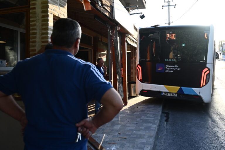 Λεωφορείο προσέκρουσε σε σταθμευμένο ΙΧ και κολώνα φωτισμού στο Μενίδι – Δεν υπήρξαν τραυματίες