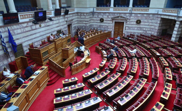 Βουλή: Δυνατότητα συνυπηρέτησης με εργαζόμενο εκτός του δημόσιου τομέα, για τρίτεκνους και πολύτεκνους υπαλλήλους του δημοσίου