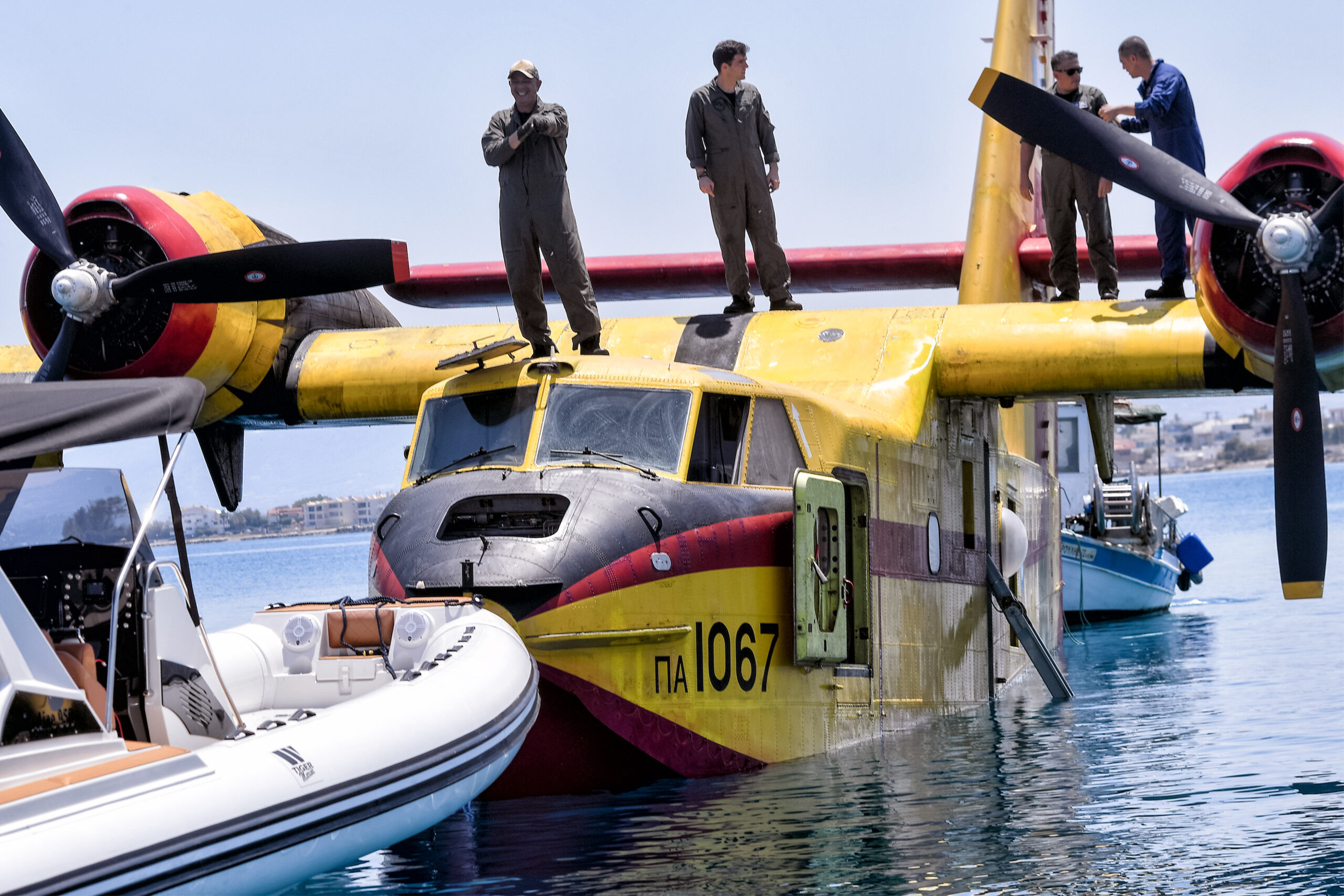 [379410] ΑΝΑΓΚΑΣΤΙΚΗ ΠΡΟΣΘΑΛΑΣΣΩΣΗ ΠΥΡΟΣΒΕΣΤΙΚΟΥ ΑΕΡΟΣΚΑΦΟΥΣ ΣΤΟΝ ΚΟΡΙΝΘΙΑΚΟ ΚΟΛΠΟ  (ΒΑΣΙΛΗΣ ΨΩΜΑΣ/EUROKINISSI)