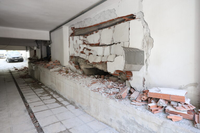 Έκρηξη σε πολυκατοικία στη Θεσσαλονίκη- Συνεχίζονται οι έρευνες