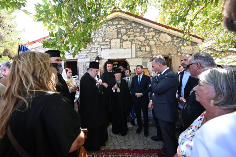 Ν. Ανδρουλάκης από την Τένεδο: «Όπου υπάρχει πίστη και ιστορική συνείδηση, τίποτε δεν σβήνει – Ούτε οι άνθρωποι ούτε η μνήμη»