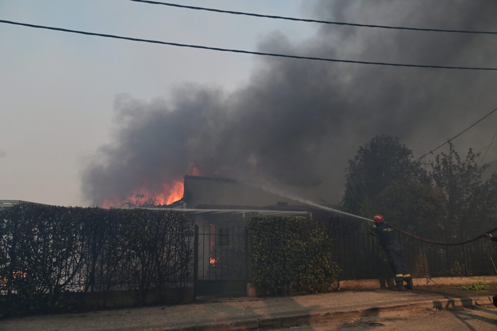 Live – Φωτιά τώρα στη Δροσοπηγή Αττικής: Στις φλόγες παραδόθηκαν σπίτια στο Κρυονέρι – Ανεξέλεγκτο το μέτωπο