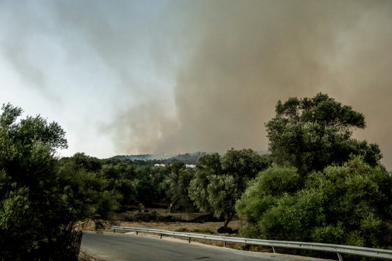 Φωτιά τώρα – Χανιά: Σε εξέλιξη οι προσπάθειες κατάσβεσης, έχει περιοριστεί η πυρκαγιά