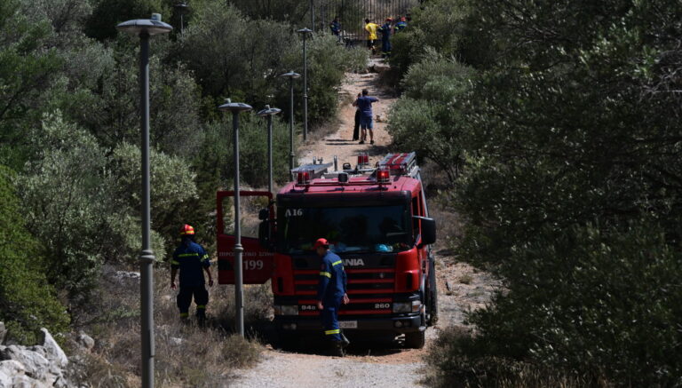 Τι εξετάζει η πυροσβεστική για τη φωτιά που ξέσπασε στους πρόποδες του Υμηττού