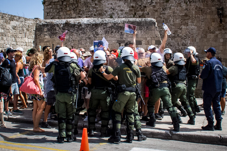 Ρόδος: Ένταση και συλλήψεις για το κρουαζιερόπλοιο με τους Ισραηλινούς