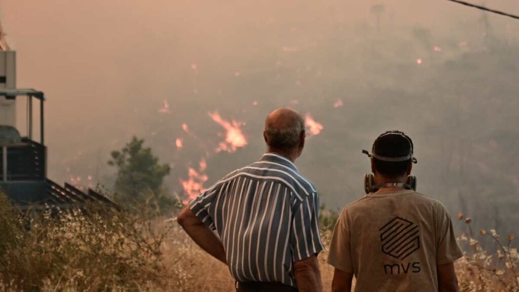 Οι πρώτες εικόνες από τις φωτιές που καίνε την Ελλάδα – Οι φλόγες «καταπίνουν» σπίτια και δάση