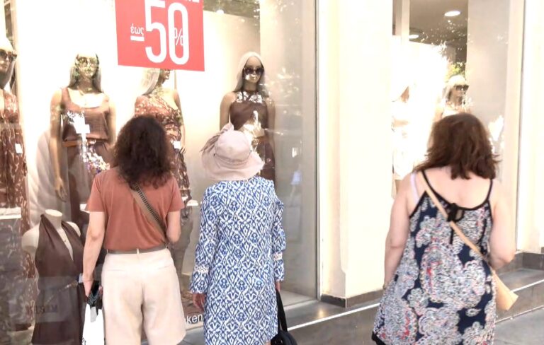 Κυριακή με ανοιχτά εμπορικά καταστήματα – Διερευνητικές βόλτες των καταναλωτών παρά τις υψηλές θερμοκρασίες