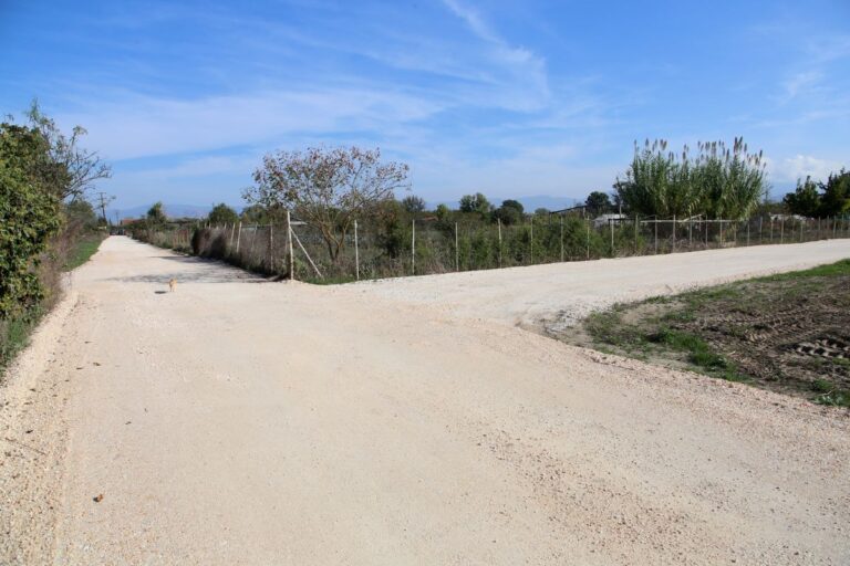 Εργα αποκατάστασης αγροτικής οδοποιίας σε περιοχές του Δήμου Λαρισαίων