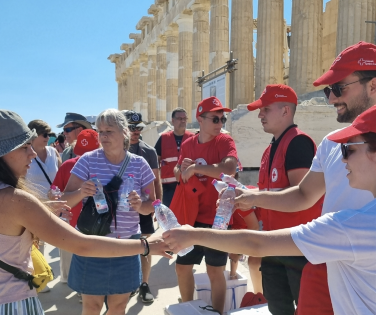 Ο Ελληνικός Ερυθρός Σταυρός θα υλοποιήσει έκτακτη δράση υποστήριξης των επισκεπτών της Ακρόπολης λόγω καύσωνα
