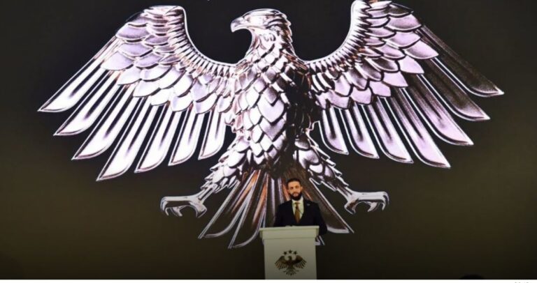 Συρία: Ο Αλ Σάρα παρουσίασε το νέο εθνικό έμβλημα της Συρίας – Ποιοι οι συμβολισμοί του