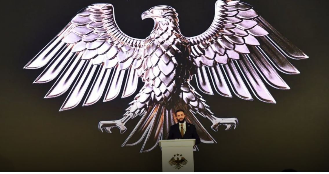 Συρία: Ο Αλ Σάρα παρουσίασε το νέο εθνικό έμβλημα της Συρίας – Ποιοι οι συμβολισμοί του