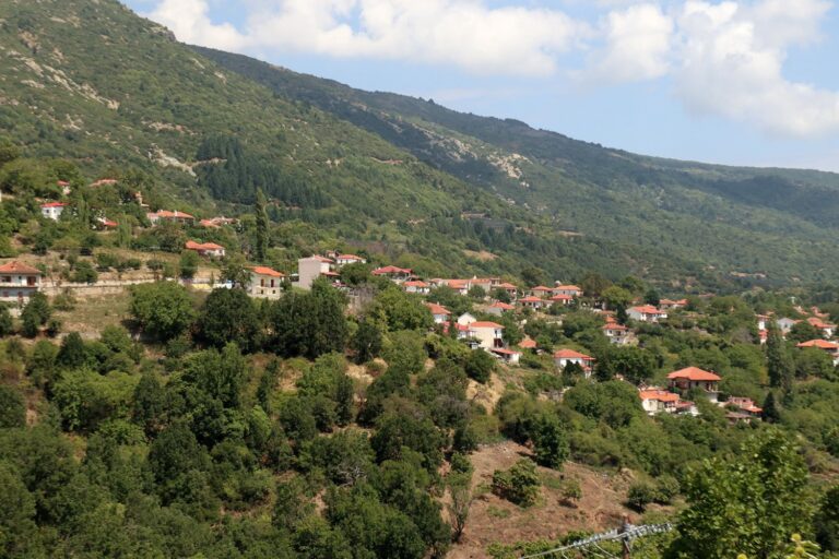 Δήμος Αγιάς: Ανατολή, το χωριό μπαλκόνι του Κισσάβου με το πολυεθνικό μοναστήρι