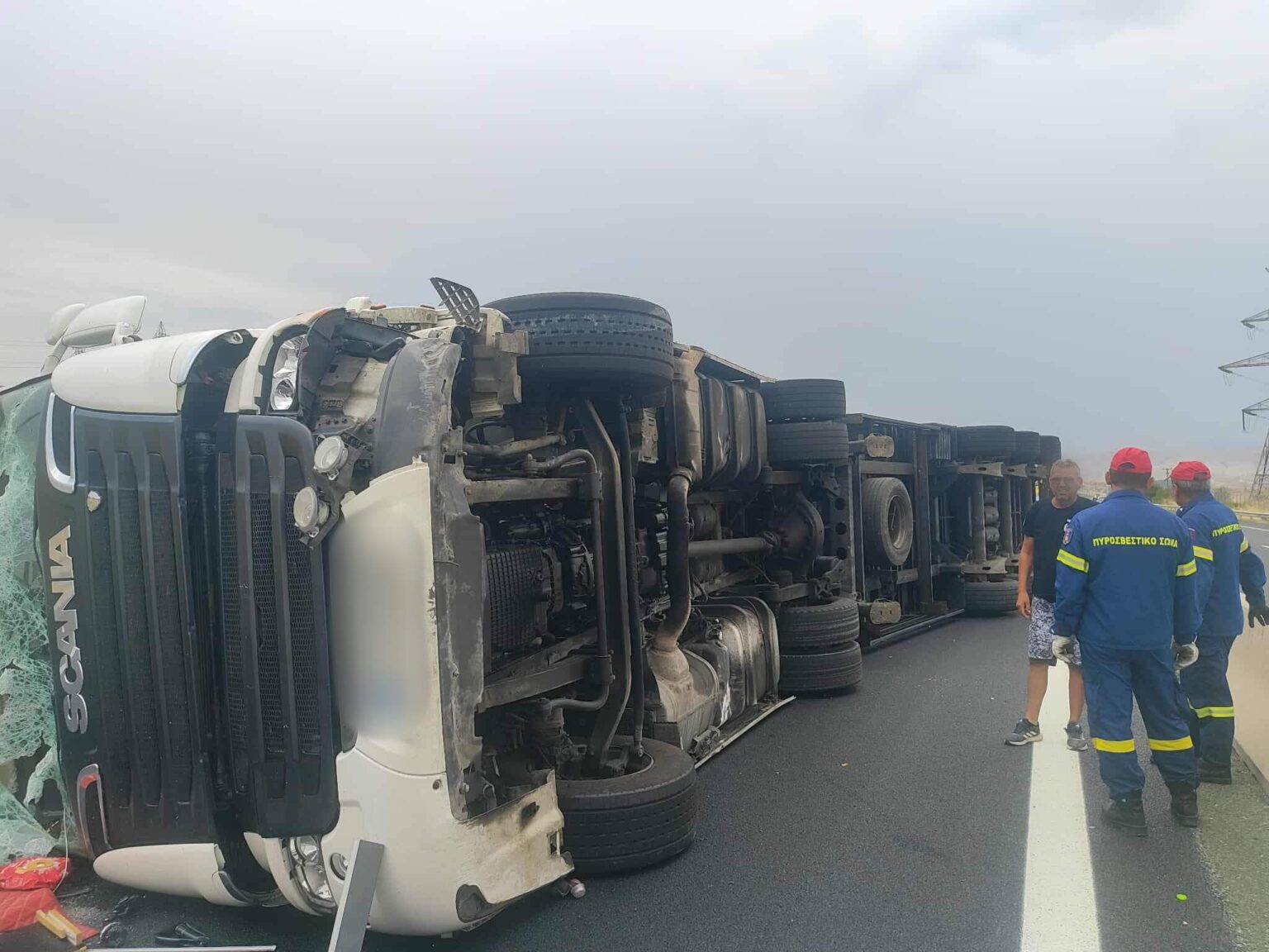 Κοζάνη Ανατράπηκε νταλίκα στην Εγνατία οδό στο ρεύμα προς Θεσσαλονίκη