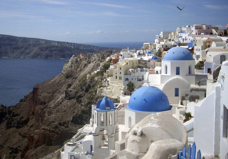 Η Σαντορίνη φιλοξενεί το Διεθνές Συνέδριο Τουρισμού Πολυτελείας – Κεντρική καλεσμένη η Randi Zuckerberg