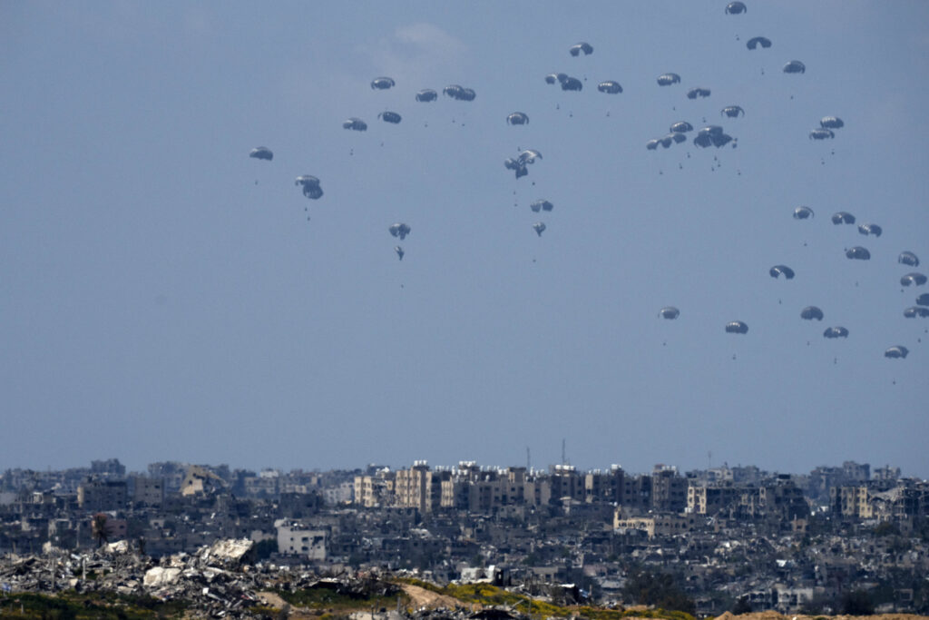 Θα επιτρέψει σε ξένες χώρες να ρίξουν βοήθεια στη Γάζα Θα επιτρέψει σε ξένες χώρες να ρίξουν βοήθεια στη Γάζα