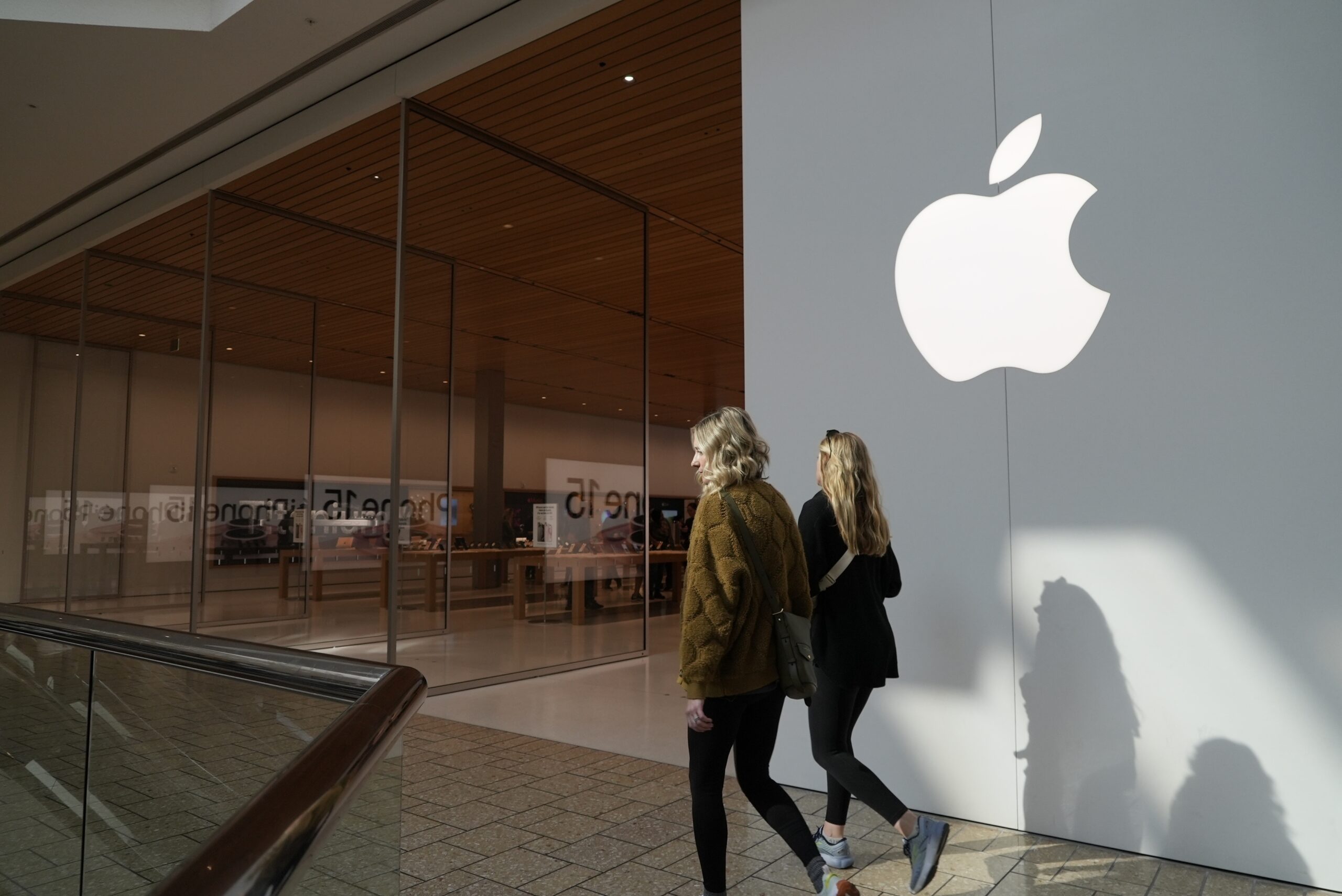 Ρήγμα στο mobile μονοπώλιο: Η Βρετανία καλεί Apple και Google σε τάξη