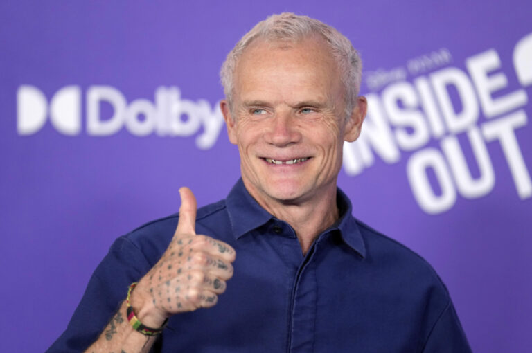 Ο Flea στηρίζει τους αδερφούς Μακλίν που διασχίζουν τον Ειρηνικό με κωπηλασία