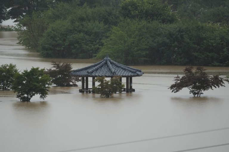 Νότια Κορέα: Σφοδρή βροχόπτωση- 2 νεκροί και πάνω από 1.000 εκκενώσεις