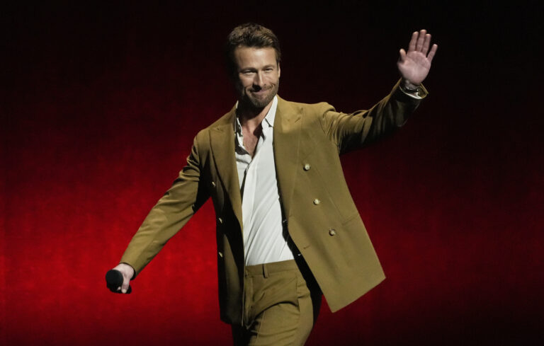 O Glen Powell ντύθηκε… Schwarzenegger, και το έβαλε στα πόδια
