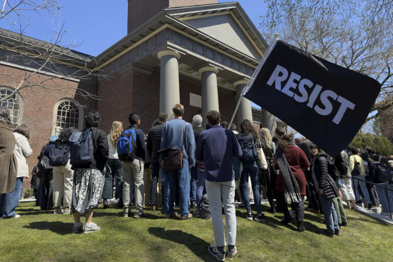Στα δικαστήρια Harvard και Τραμπ για τις «παράνομες» περικοπές στη χρηματοδότηση ερευνών