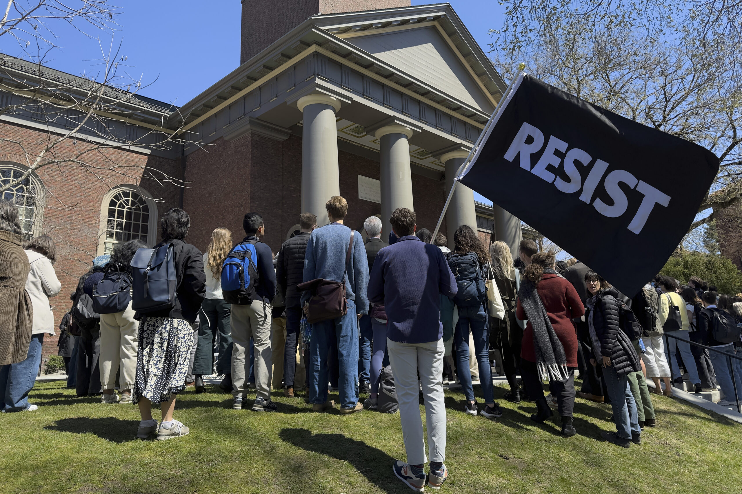 Στα δικαστήρια Harvard και Τραμπ για τις «παράνομες» περικοπές στη χρηματοδότηση ερευνών