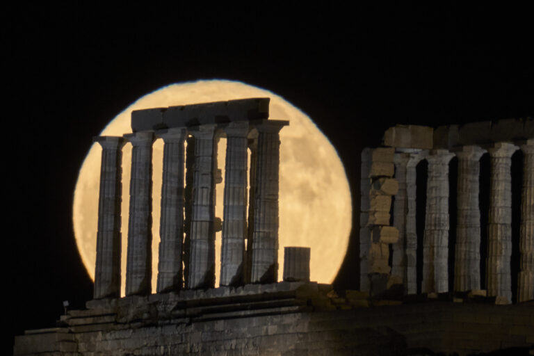 Η Πανσέληνος του «Κόκκινου Ελαφιού» φώτισε το νυχτερινό ουρανό 