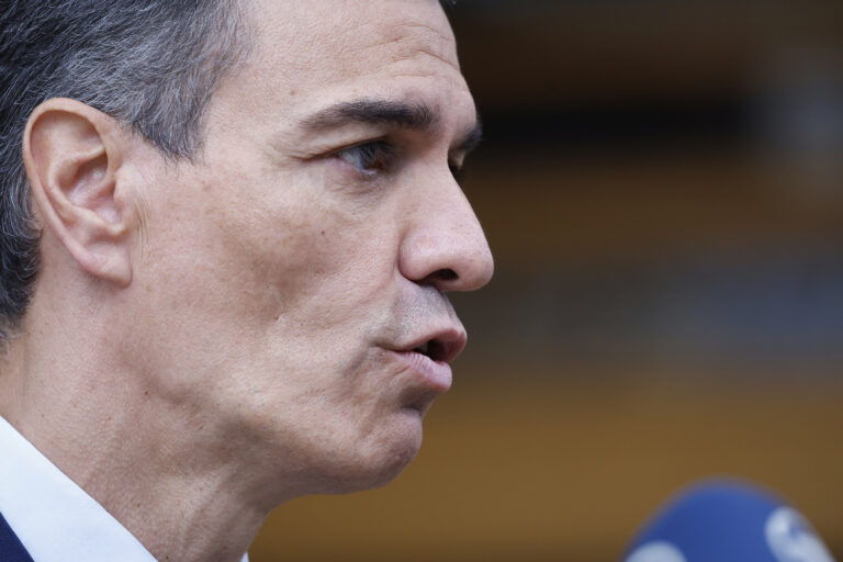 Αντιμέτωπος με σκάνδαλα ο πρωθυπουργός Σάντσεθ παρουσίασε “ένα σχέδιο αντιμετώπισης της διαφθοράς”