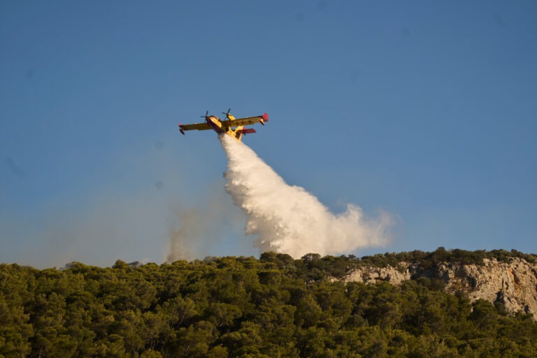 Πολύ αυξημένος κίνδυνος πυρκαγιάς την Τετάρτη – Σε κλοιό καύσωνα η χώρα