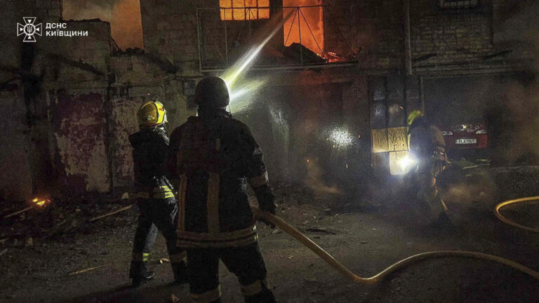Τουλάχιστον τέσσερις νεκροί και 32 τραυματίες σε ρωσικές επιδρομές στην Ουκρανία