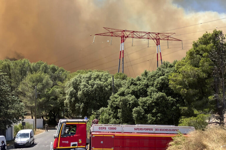 Μασσαλία: 110 τραυματίες από τη μεγάλη δασική πυρκαγιά – Κλειστό το αεροδρόμιο, σταμάτησαν τα τρένα