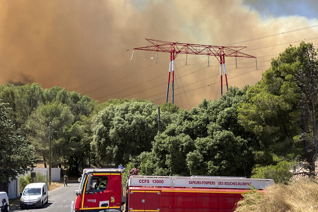 Μασσαλία: Εννέα πυροσβέστες τραυματίες από τη μεγάλη δασική πυρκαγιά – Κλειστό το αεροδρόμιο, σταμάτησαν τα τρένα