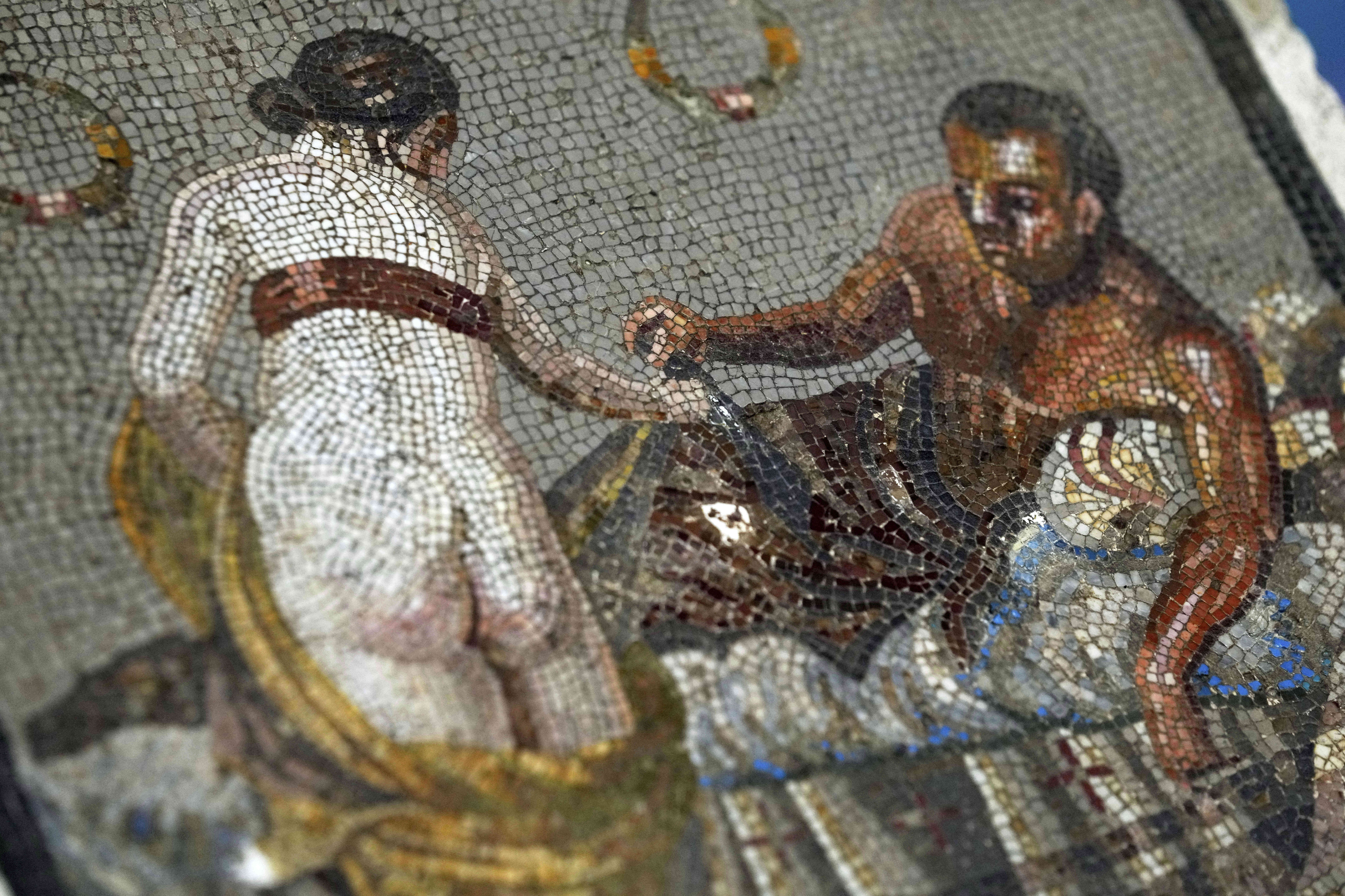 Ψηφιδωτό ερωτικού περιεχομένου επιστρέφει στην Πομπηία