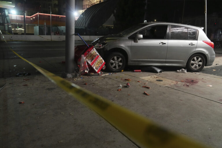 Όχημα έπεσε πάνω σε πλήθος έξω από νυχτερινό κέντρο στο Λος Άντζελες – Τουλάχιστον 30 άτομα τραυματίστηκαν
