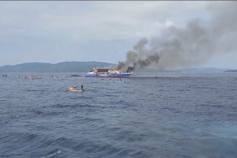 Φωτιά σε επιβατηγό πλοίο στην Ινδονησία: Τρεις νεκροί, 568 διασωθέντες