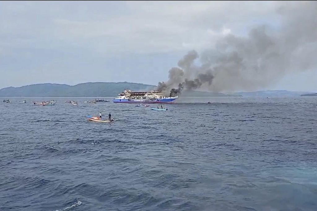 Φωτιά σε επιβατηγό πλοίο στην Ινδονησία: Τρεις νεκροί, 568 διασωθέντες