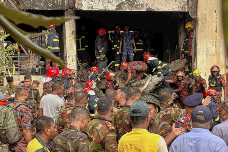 Στους 27 ανήλθε ο αριθμός των νεκρών από τη συντριβή εκπαιδευτικού αεροσκάφους στο Μπανγκλαντές