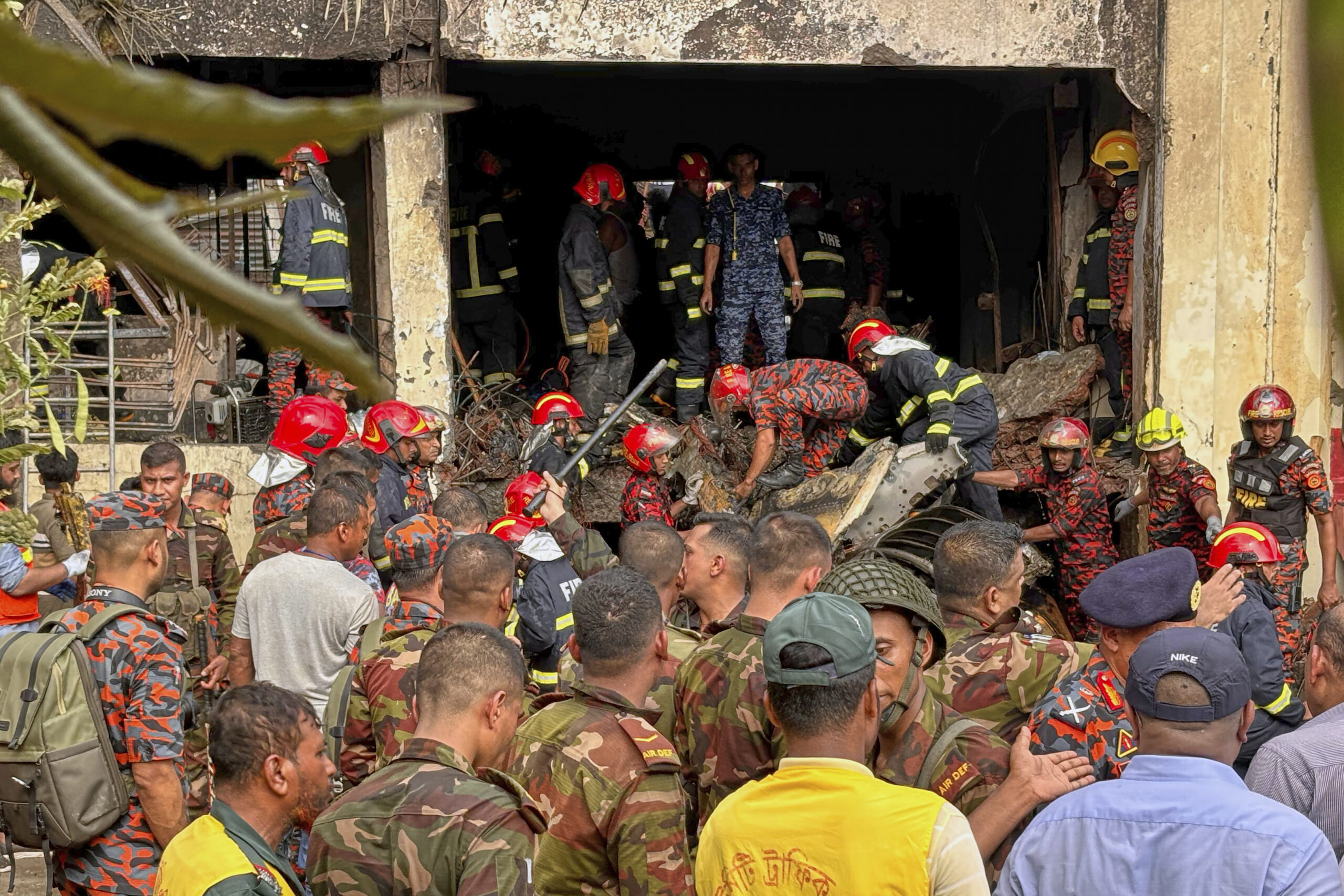 Στους 27 ανήλθε ο αριθμός των νεκρών από τη συντριβή εκπαιδευτικού αεροσκάφους στο Μπανγκλαντές