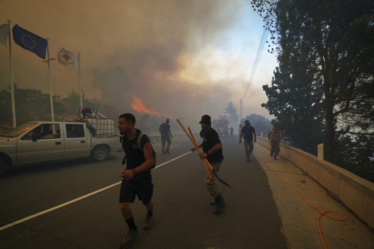 Αντιμέτωπη με μια από τις χειρότερες πυρκαγιές στην ιστορία της η Κύπρος – Δύο νεκροί, δεκάδες τραυματίες, κάηκαν δάση, σπίτια και αυτοκίνητα