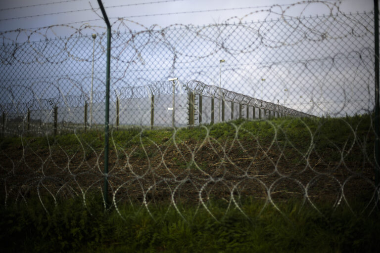 Η βρετανική κυβέρνηση επιστρατεύει τεχνητή νοημοσύνη για να προλάβει τη βία στις φυλακές