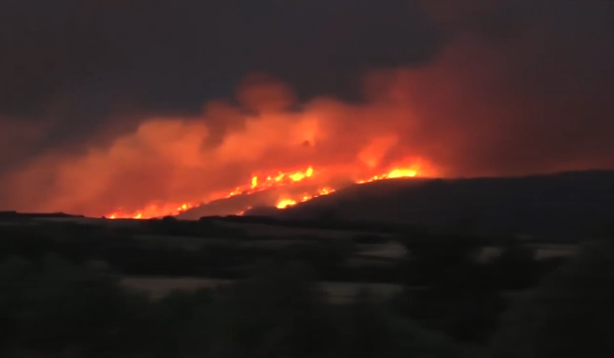 Μαίνεται η φωτιά έξω από την Άσσηρο Θεσσαλονίκης – Μάχη με τις φλόγες δίνουν οι δυνάμεις της Πυροσβεστικής