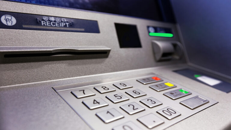 Κυβερνητική παρέμβαση για τα ATM Τραπεζών: «Κανένα παράθυρο χρεώσεων δύο ταχυτήτων δεν πρόκειται να ισχύσει»
