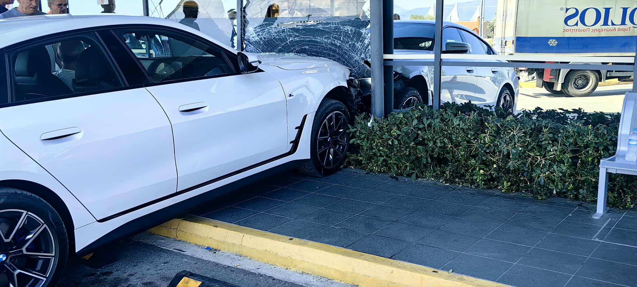 Πάτρα: Αυτοκίνητο έπεσε σε τζαμαρία σούπερ μάρκετ