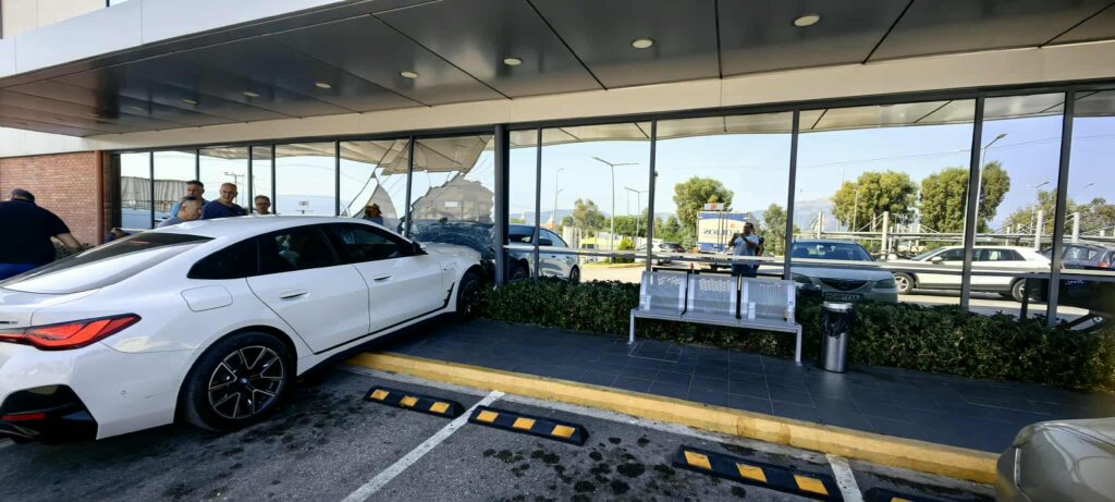 Πάτρα: Αυτοκίνητο έπεσε σε τζαμαρία σούπερ μάρκετ
