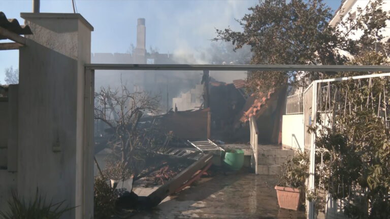Φωτιά στο Πικέρμι: Καμμένα σπίτια στην περιοχή (βίντεο) – Αγωνιώδης μάχη με τις αναζωπυρώσεις