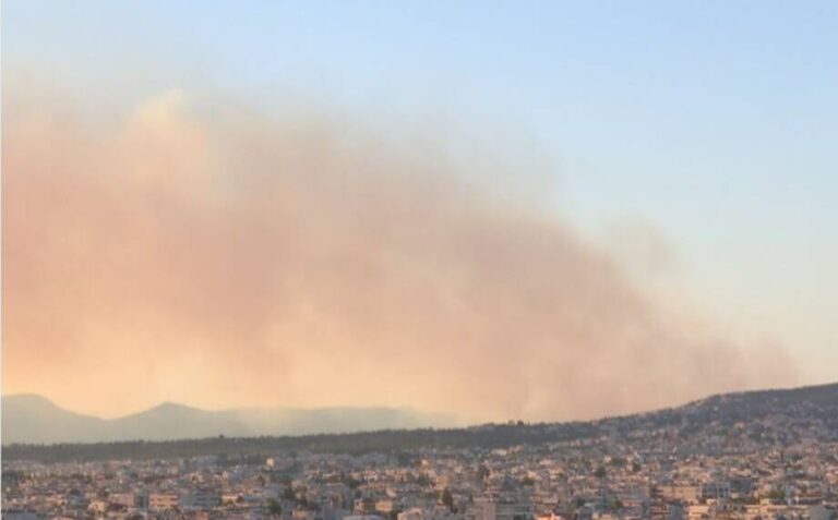 Φωτιά τώρα: Η εικόνα του μεγάλου μετώπου στο Κρυονέρι από το ραδιομέγαρο της ΕΡΤ