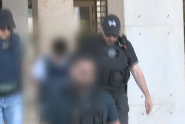 Στον εισαγγελέα η 25χρονη που συνελήφθη για τον θάνατο των βρεφών στην Αμαλιάδα