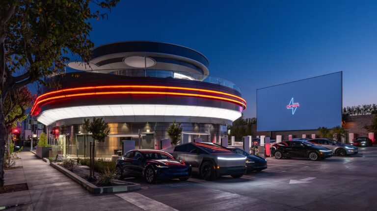 Tesla Diner: Ένα ρετρό-φουτουριστικό εμπορικό κέντρο και drive-in