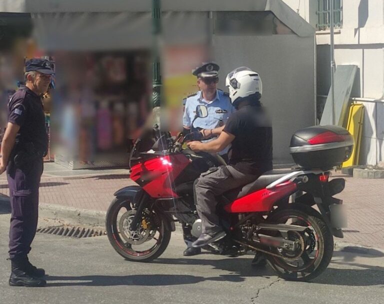 Ενημερωτική καμπάνια της Τροχαίας για την χρήση κράνους απο τους δικυκλιστές στην Ελασσόνα