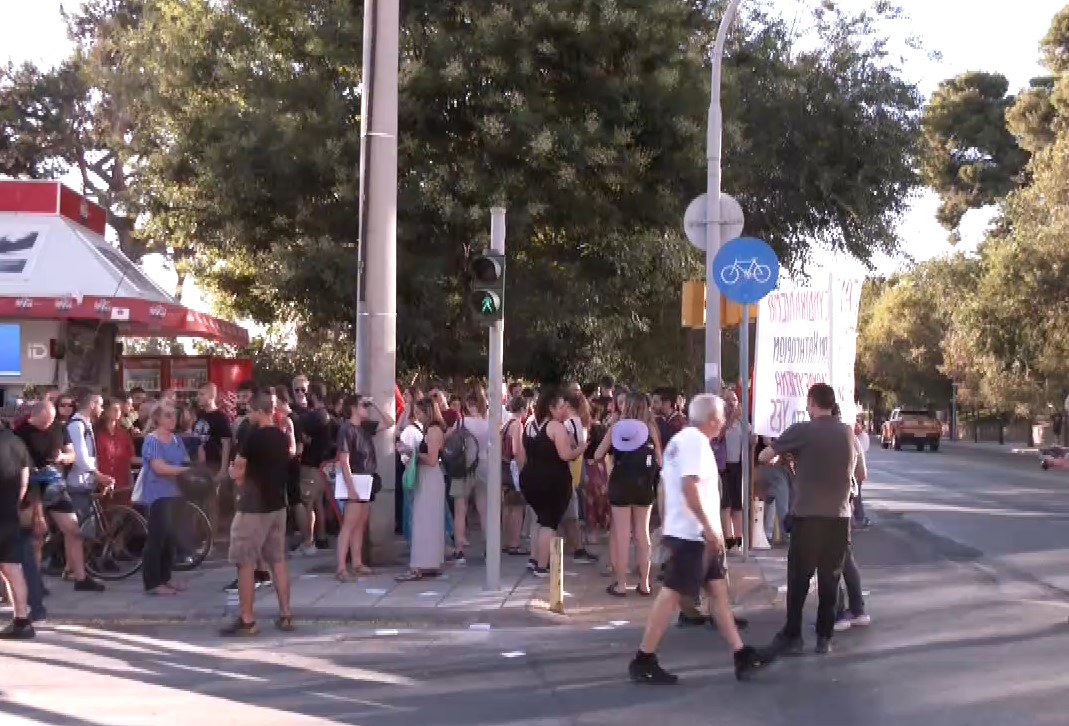 Θεσσαλονίκη: Διαμαρτυρία εργαζομένων στον επισιτισμό – Συμπαράσταση σε απολυμένο συνάδελφό τους
